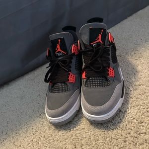 Selling these jordan 4’s they are in good shape and they are a size 9 in men’s.